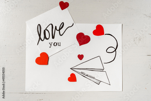 Liebesbrief mit roten Papierherzen