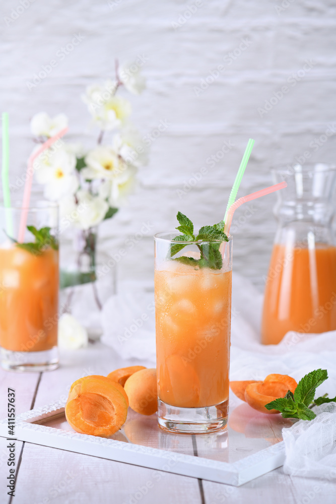  Refreshing, freshly cooked non-alcoholic cocktail made from apricot juice and mint 