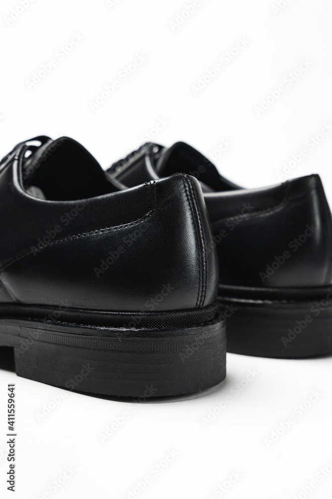 Czarne skórzane buty na białym tle derby - obrazy, fototapety, plakaty 