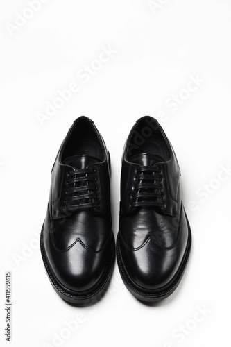 Czarne skórzane buty na białym tle derby © toemk