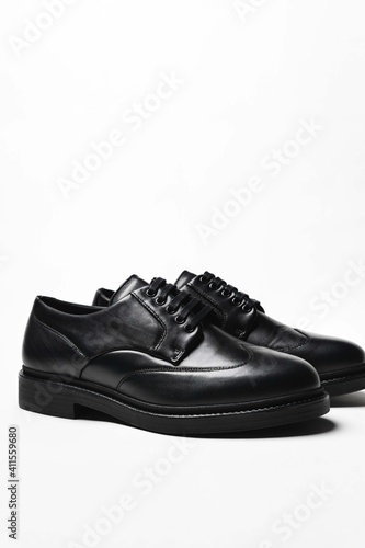Czarne skórzane buty na białym tle derby