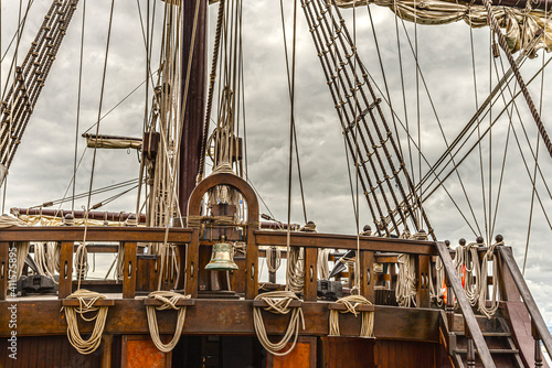 barco velero donde se ven los mástiles y las cuerdas y cabos de cubierta . O barco antiguo de madera o viajando en barco de vela
