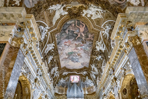 Das Fresko der Himmelfahrt der Jungfrau Maria in der Kuppel von Giovanni Domenico Cerrini (1675) in der Kirche Chiesa di Santa Maria della Vittoria.