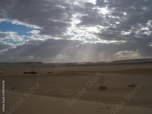 Vue sur le désert avec ciel nuageux