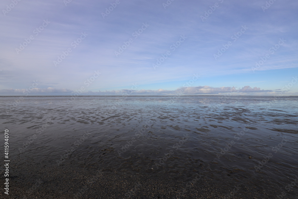 Obraz premium Shallow waters and a beautiful panoramic view - Wadden Sea, The Netherlands.