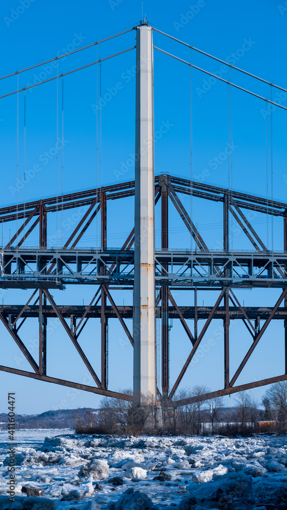 Some pictures of the Pierre-Laporte bridge. Some pictures of the Pierre-Laporte bridge.
