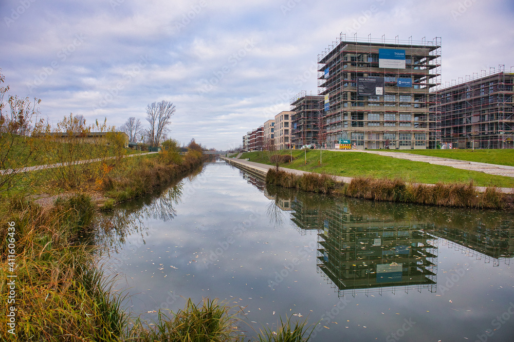 Karl Heine Kanal am Lindenauer Hafen mit Neuen Wohnungen und Häusern, Leipzig, Sachsen, Deutschland