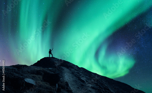 Northern lights and silhoue...