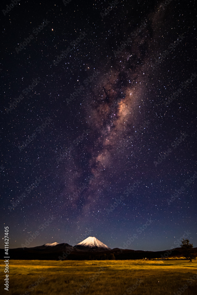 Der Sternenhimmel über dem Mt. Ngauruhoe im Tongariro Nationalpark auf der Nordinsel Neuseelands. Hier lässt sich mit dem 