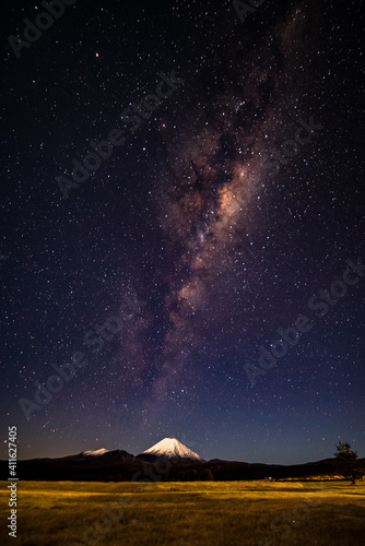 Der Sternenhimmel über dem Mt. Ngauruhoe im Tongariro Nationalpark auf der Nordinsel Neuseelands. Hier lässt sich mit dem "Tongariro Crossing" eine der schönsten Wanderungen der Welt durchführen.