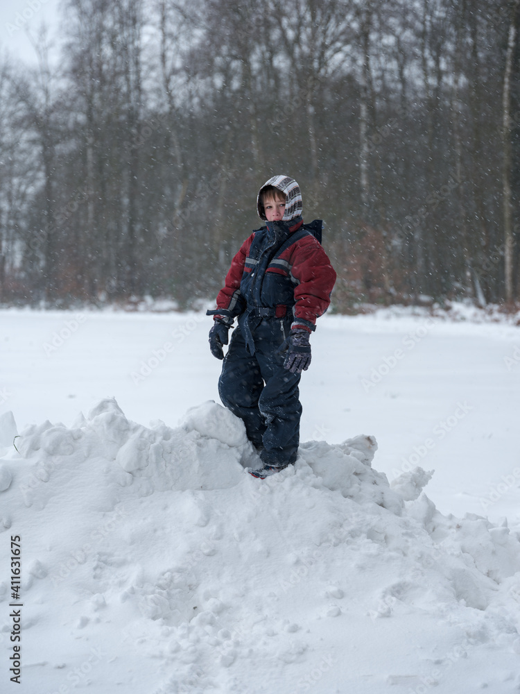 Junge auf Schneehaufen