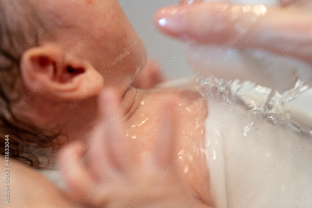 沐浴で新生児の首を洗い流す