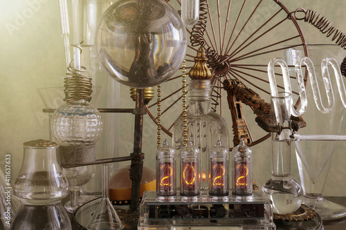 orologio a valvole vecchie con provette di vetro di laboratorio chimico © tiky224