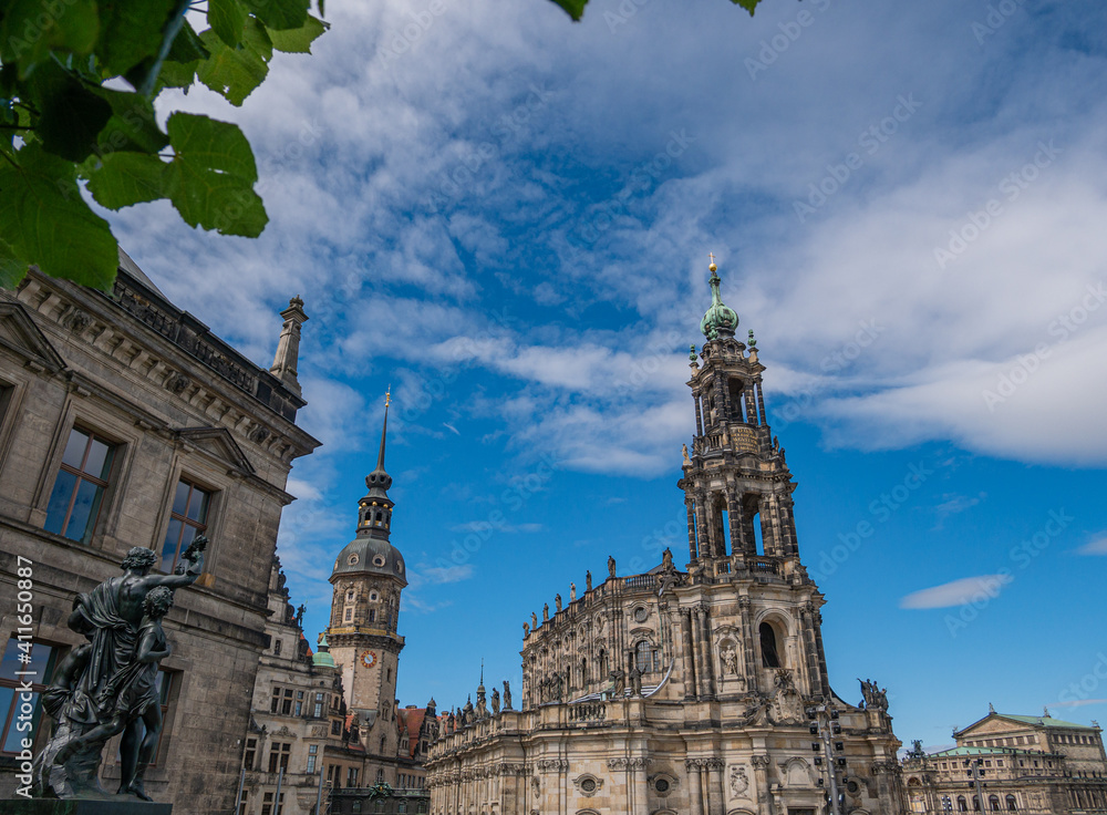 Fototapeta premium Blick auf die Hofkirche und Semperoper in Dresden