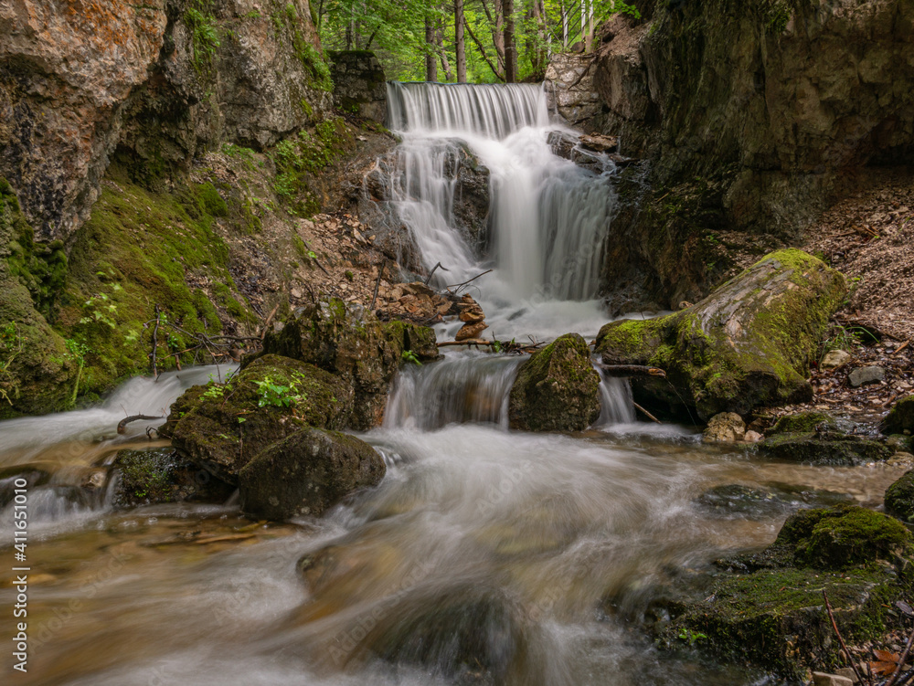 Fototapeta premium Schöner Wasserfall mit kleinen Kaskaden im Wald