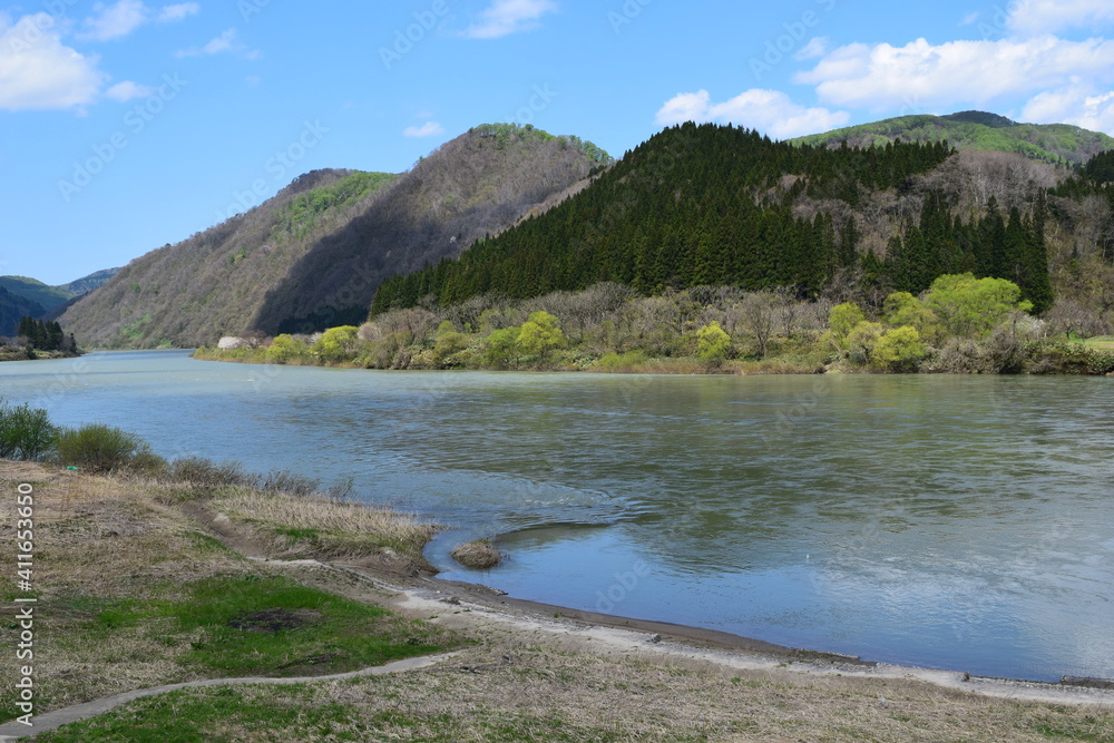 最上川（もがみがわ）日本三大急流 ／ 山形県内の源流から河口まで流れる日本三大急流の一つ、最上川です。一つの都府県のみを流域とする河川としては、延長229kmと国内最長の大河川です。