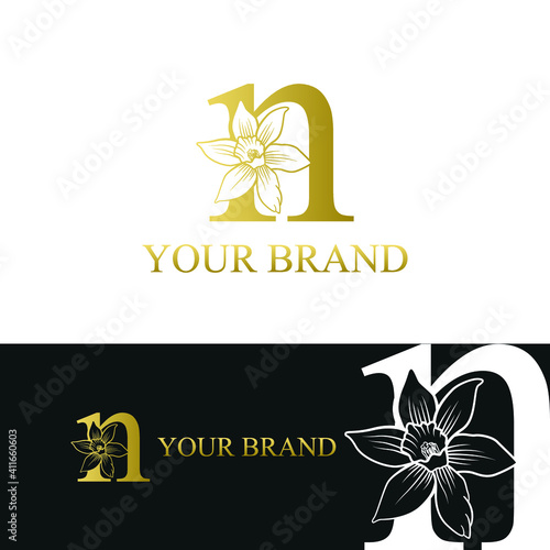Golden Luxury Initial letter n with March Daffodils narcissus flower for cosmetic, Jewelry, boutique, hotel logo concept vector