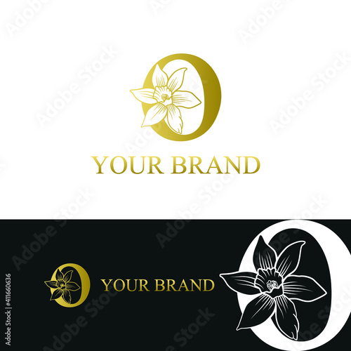 Golden Luxury Initial letter O with March Daffodils narcissus flower for cosmetic, Jewelry, boutique, hotel logo concept vector