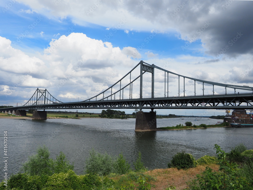 Die Rheinbrücke in Krefeld-Uerdingen