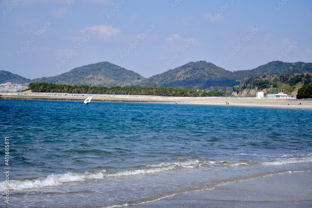 Obraz premium 江口浜の綺麗な三角山と海