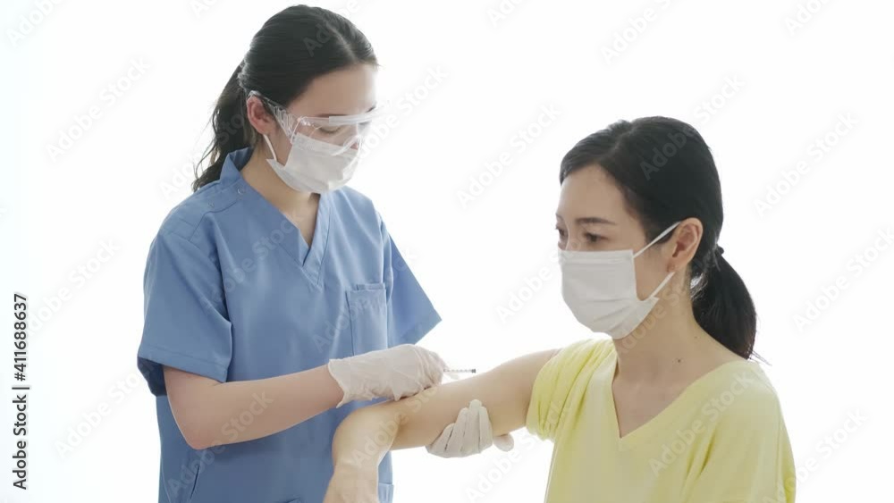 ワクチンを接種する女性 ワクチンを接種する女性