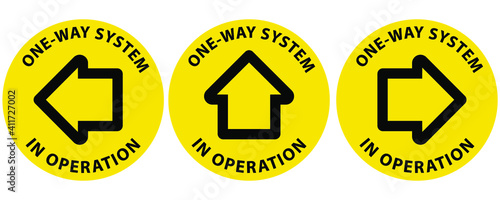 Foto Arrow and wording One way system in operation on circle