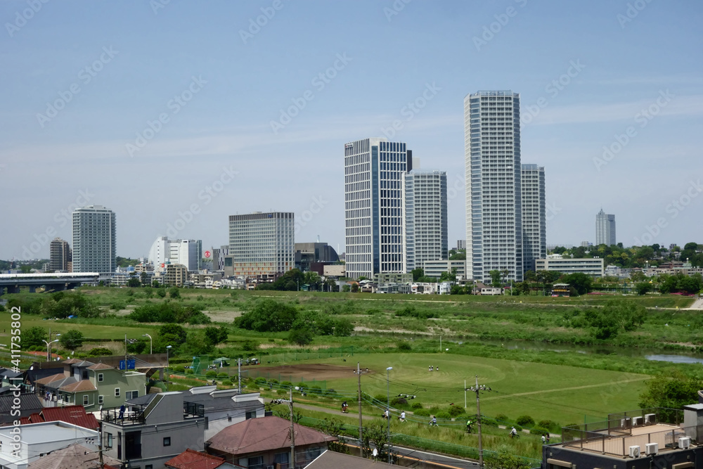 東京世田谷、二子玉川の高層ビルの遠景風景