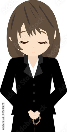 葬儀に参列しておじぎする母(上半身)