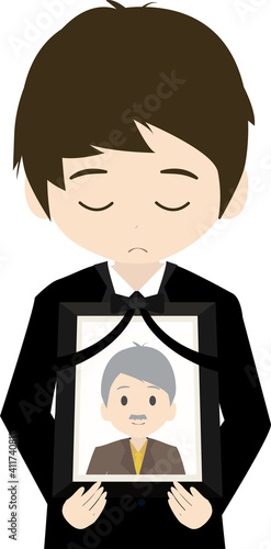 遺影を持つ男性(上半身)