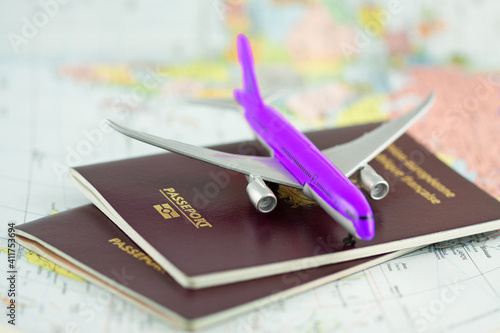 Avion de ligne sur passeports et planisphère , concept voyages autour du monde 