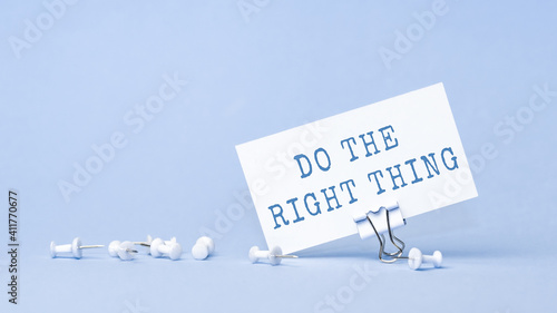 Fotografi Do the right thing - concept of text on business card