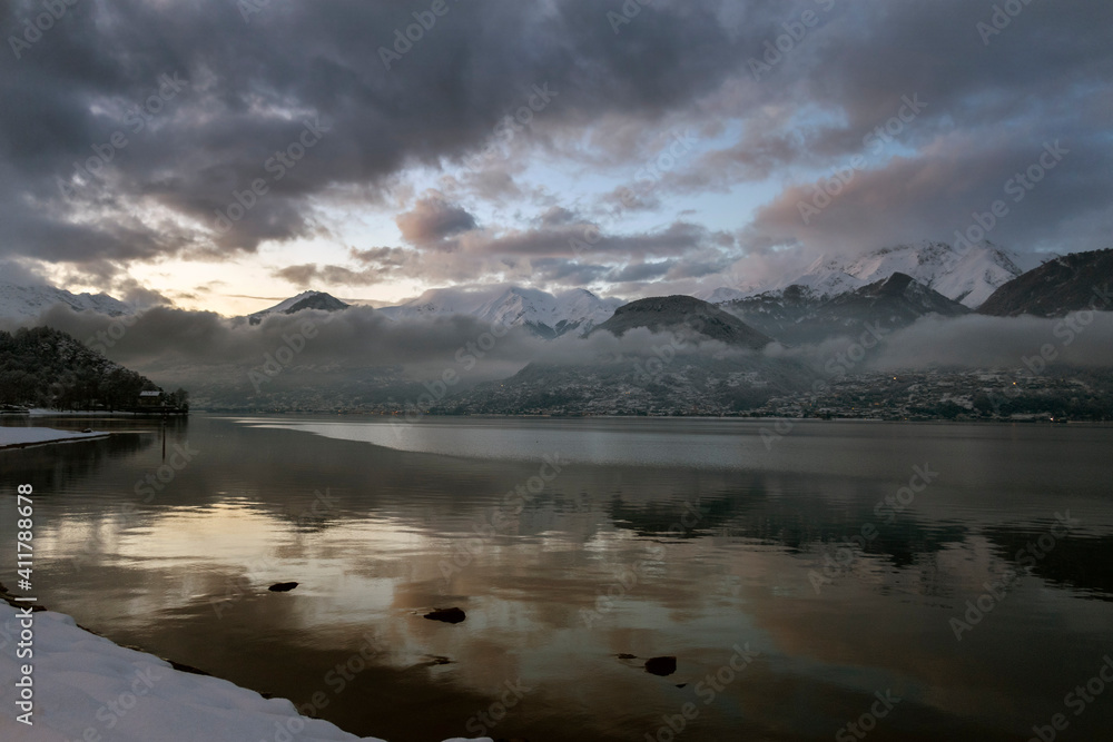 Obraz premium Winter and snow at the lake