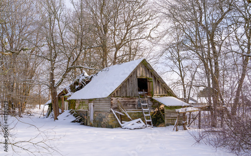 wooden house in winter © Urmas