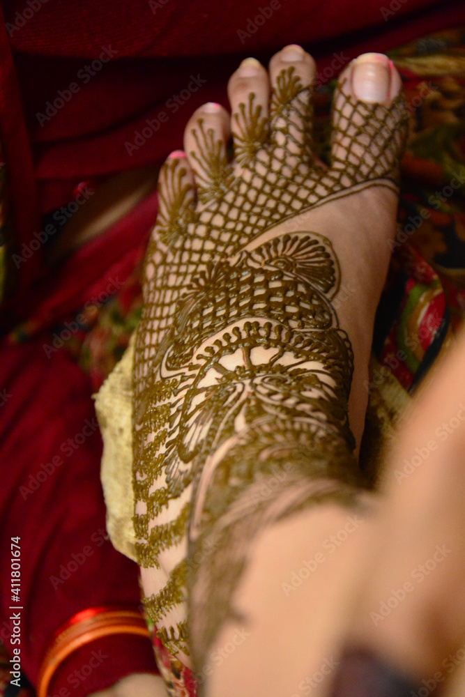 henna tattoo on feet 