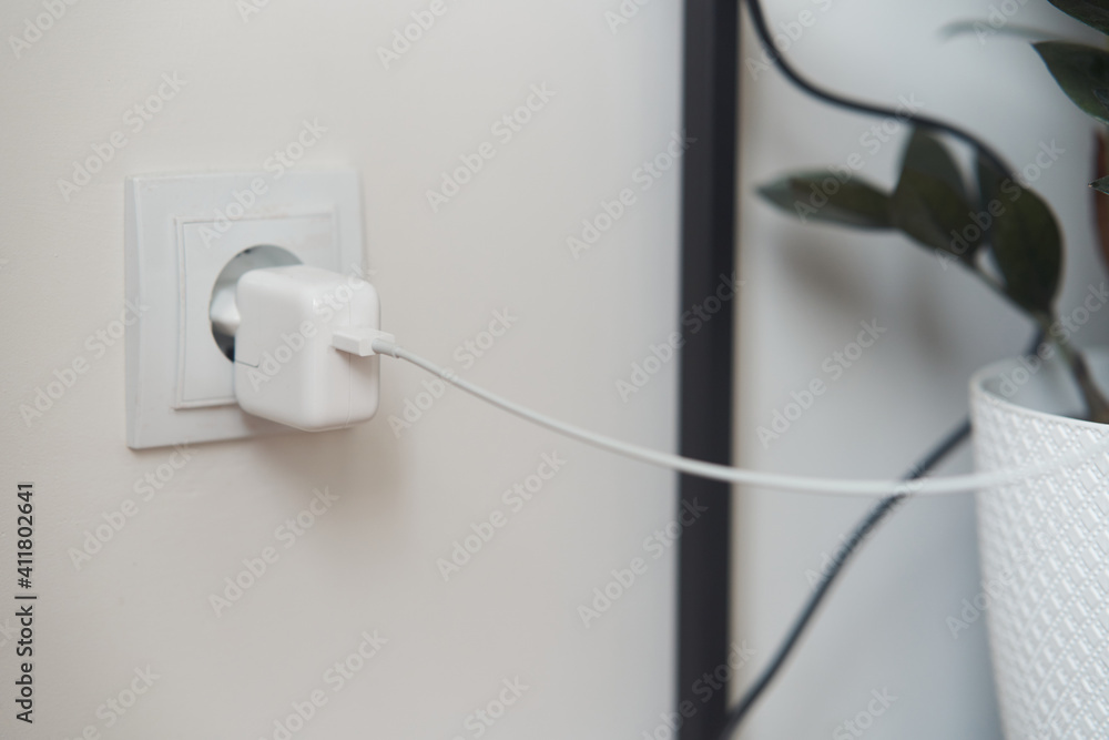 The telephone socket is plugged into the socket. Charge your phone, tablet. The telephone socket is plugged into the socket. Charge your phone, tablet.