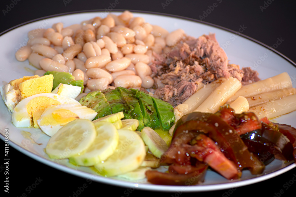 Ensalada: judias blancas, tomate, espárragos, atún, pepino, aguacate y huevo duro. Plato equilibrado / Salad: white beans, tomato, asparagus, tuna, cucumber, avocado and hard boiled egg. Balanced dish Ensalada: judias blancas, tomate, espárragos, atún, pepino, aguacate y huevo duro. Plato equilibrado / Salad: white beans, tomato, asparagus, tuna, cucumber, avocado and hard boiled egg. Balanced dish