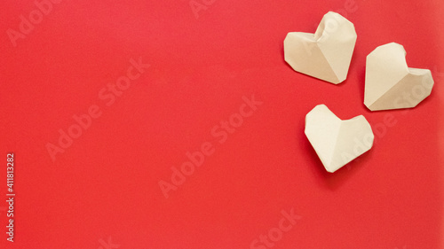 cuori di carta origami con sfondo rosso