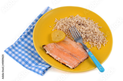 Filet de truite et riz servis dans une assiette en gros plan sur fond blanc photo