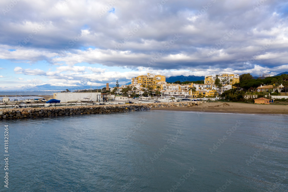 vista aérea del puerto de cabopino en el municipio de Marbella, Andalucía