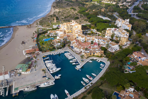 vista del puerto de Cabopino en Marbella, España