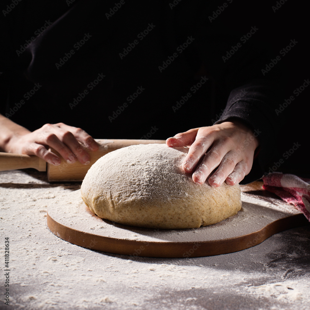 Obraz premium Homemade wholemeal dough for bread. Easy Cooking of healthy bread from alternative flours.