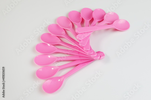 ピンク色の12本の樹脂製スプーン