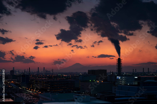 川崎マリエンからの工場夜景と富士山のシルエット