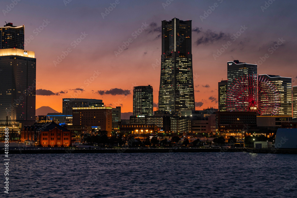 大桟橋からの横浜夜景と富士山のシルエット Stock Photo Adobe Stock