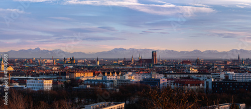 München wärend Sonnenuntergang bei Fön mit schönen Wolken und Stadtblick