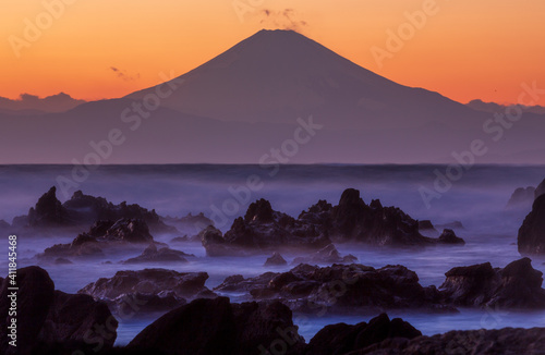 荒崎海岸から春一番の荒海と夕焼け富士山