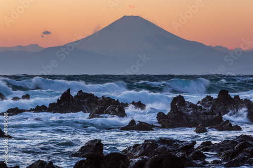 荒崎海岸から春一番の荒海と夕焼け富士山