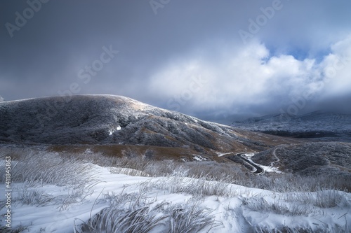 雪に覆われた冬の山。阿蘇山の風景。