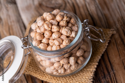 Dried raw chickpea on the w...