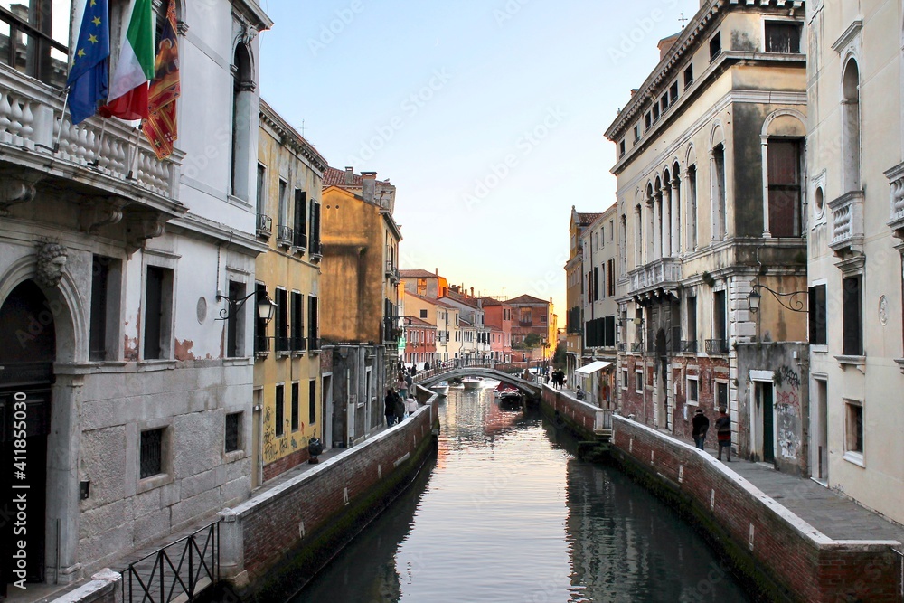 Naklejka premium View of hidden canal in an authentic and residential Venice